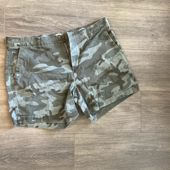 SOLD Gap Womens Shorts - Picture 1 of 3